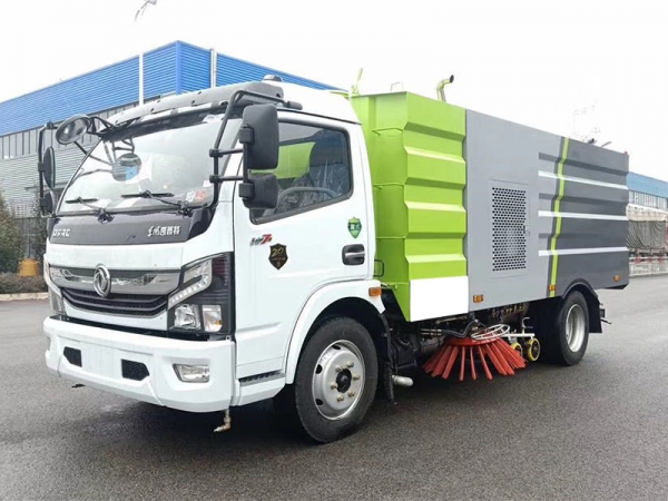 東風(fēng)D7多利卡洗掃車(chē)