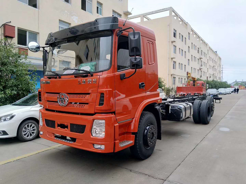 三環(huán)昊龍?zhí)嵘龢螂S車(chē)吊