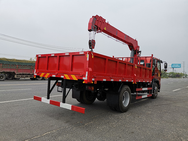 重汽豪曼（國(guó)六）4500軸距隨車吊
